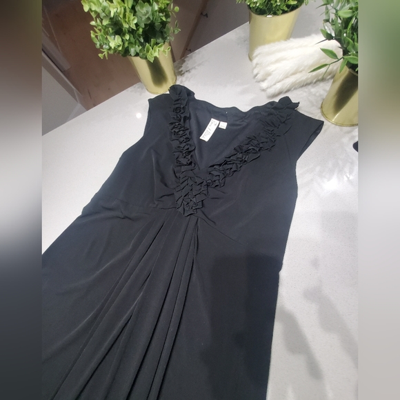 EMMA & MICHELE Belle petite robe noire avec drapage au devant et encolure en V - Picture 3 of 7